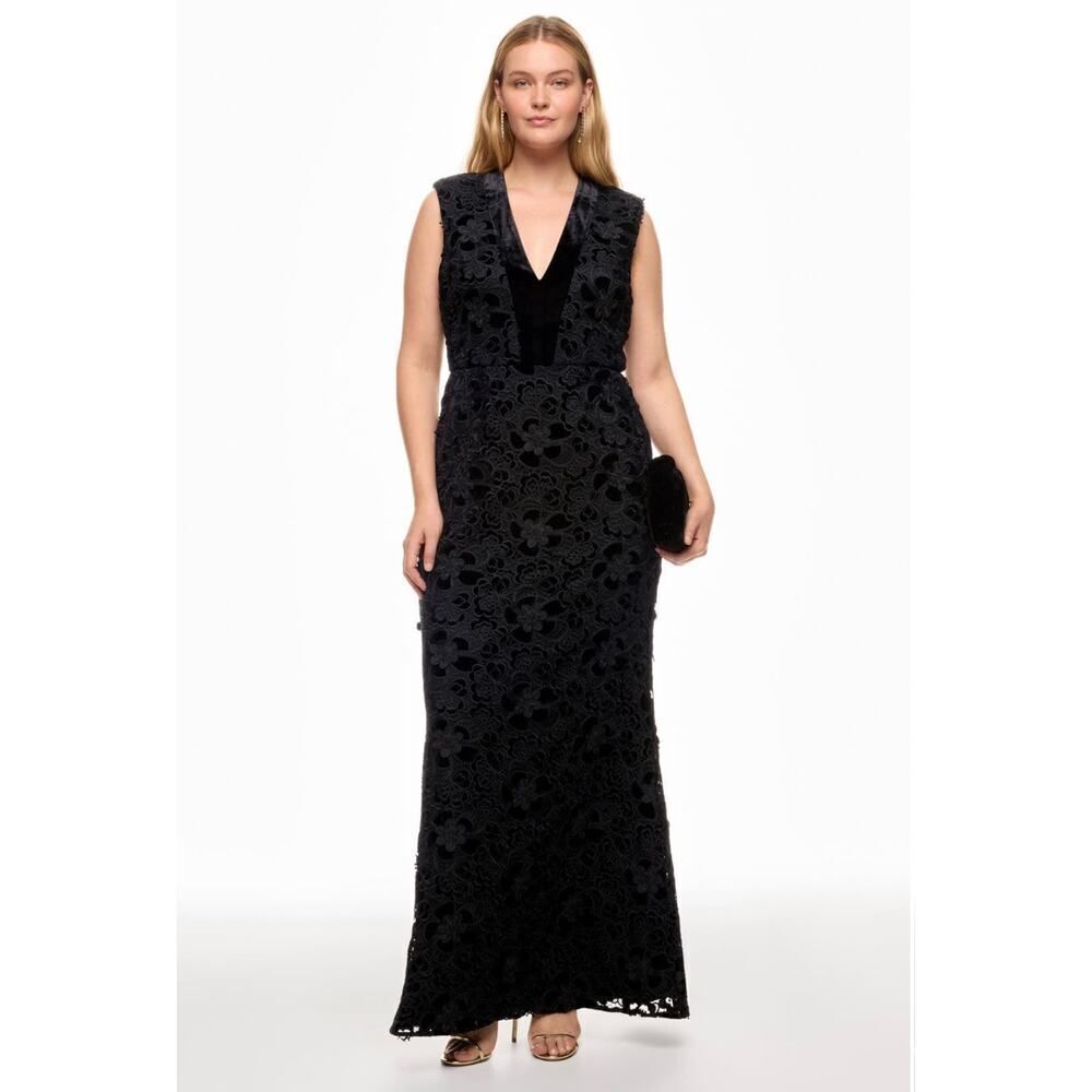 Badgley Mischka
Velvet Lace V-Neck Gown ❤️